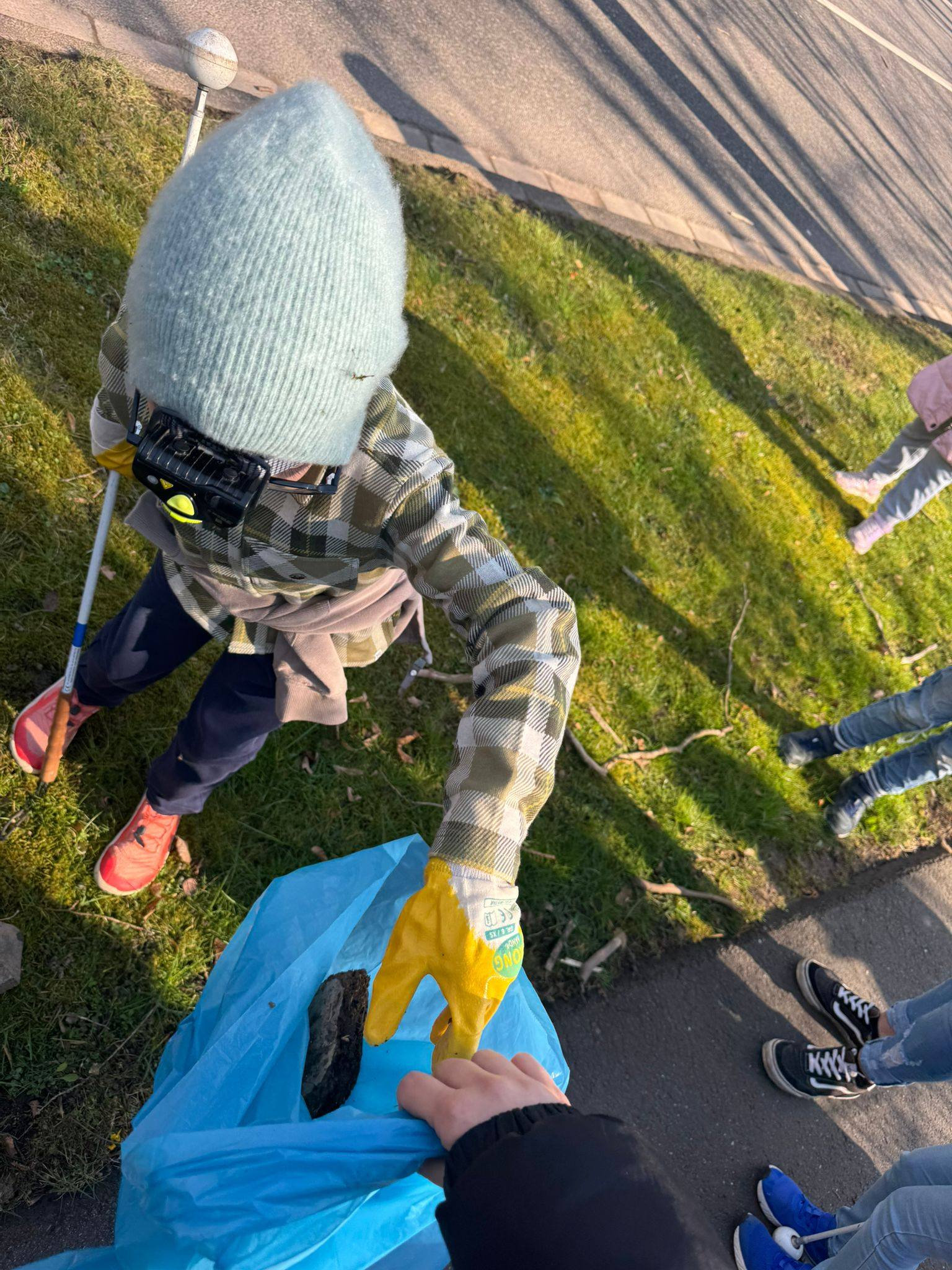 Sch%C3%BCler%20wirft%20M%C3%BCll%20in%20M%C3%BCllsack Sch%C3%BCler%20wirft%20M%C3%BCll%20in%20M%C3%BCllsack